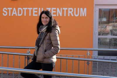 Andrea Schmidt vor dem Stadtteilzentrum Kitzingen Siedlung